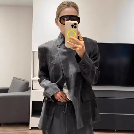 Damen nan taillierter Karo-Mantelblazer mit Stehkragen, asymmetrischer Knopfblende und Pattentaschen EB