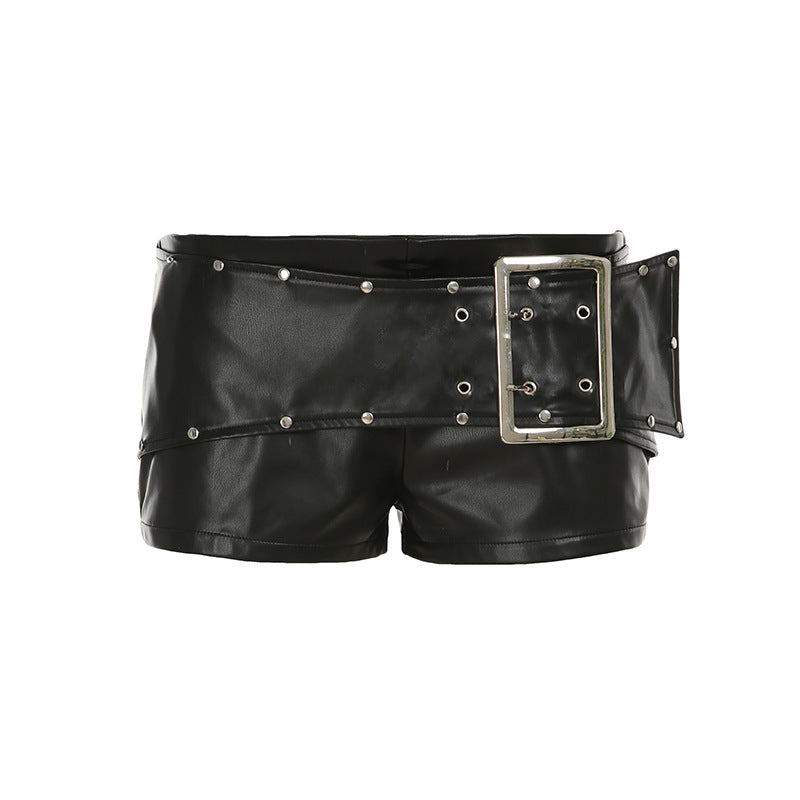 Damen Kunstleder-Shorts mit dekorativen Knopfdetails EB