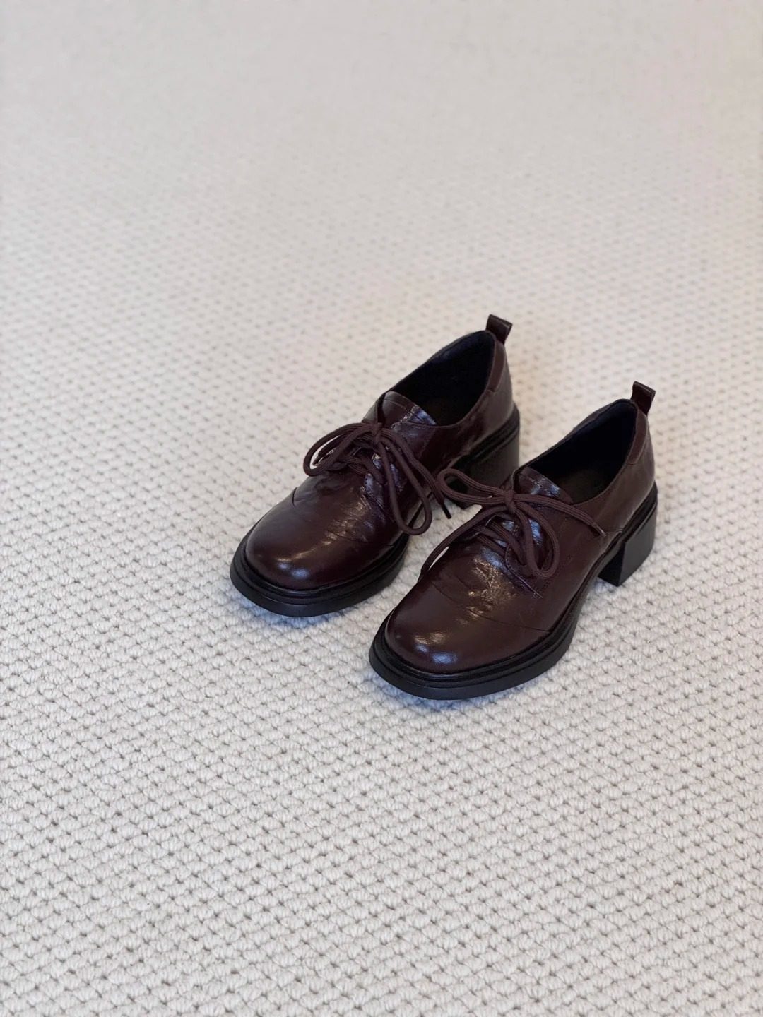 Damen Elegante Schnürschuhe mit modernem Blockabsatz und glänzender Oberfläche EB