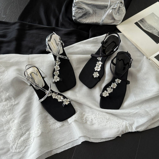 Damen Flache Sandalen mit funkelndem Blumendekor und eleganter Riemchenverbindung EB