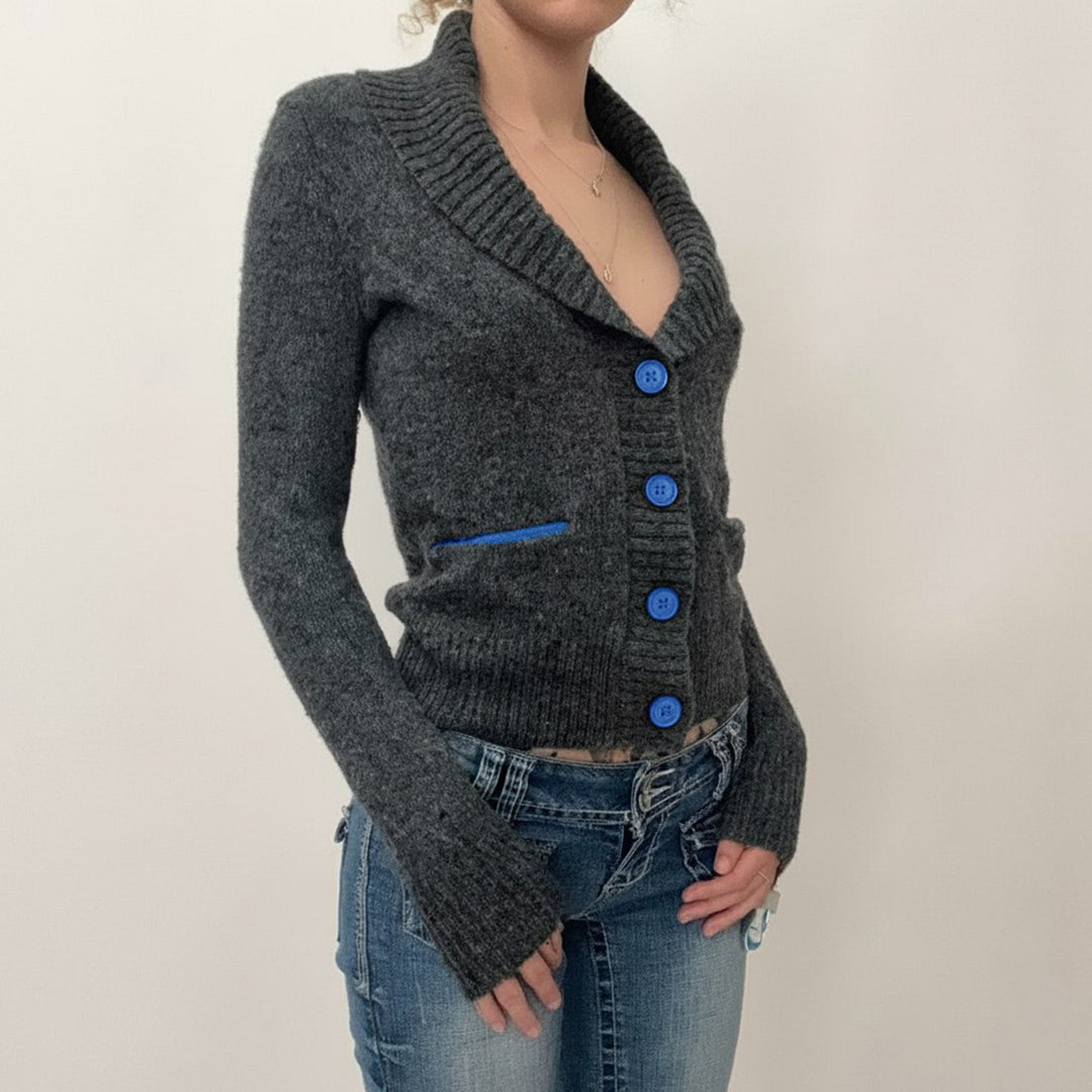 Damen nan kurze Strickjacke mit Schalkragen, Zierknopfleiste und kontrastierenden Taschenpaspeln EB