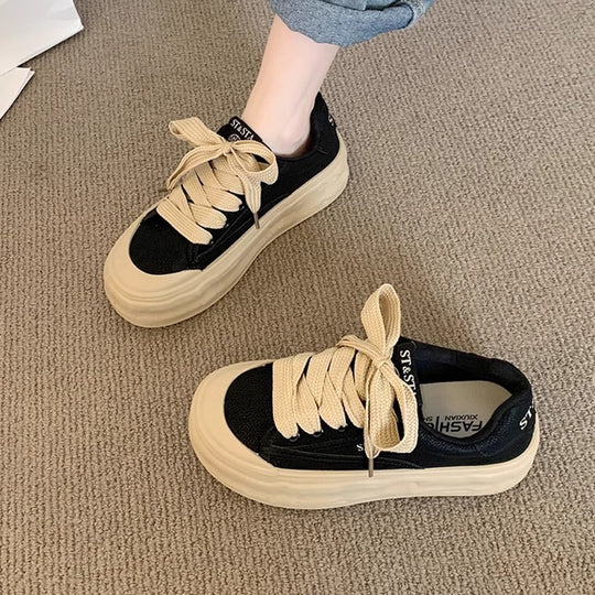 Damen Sportliche Plateau Sneaker mit bequemer Sohle und einzigartigen Schnürdetails EB