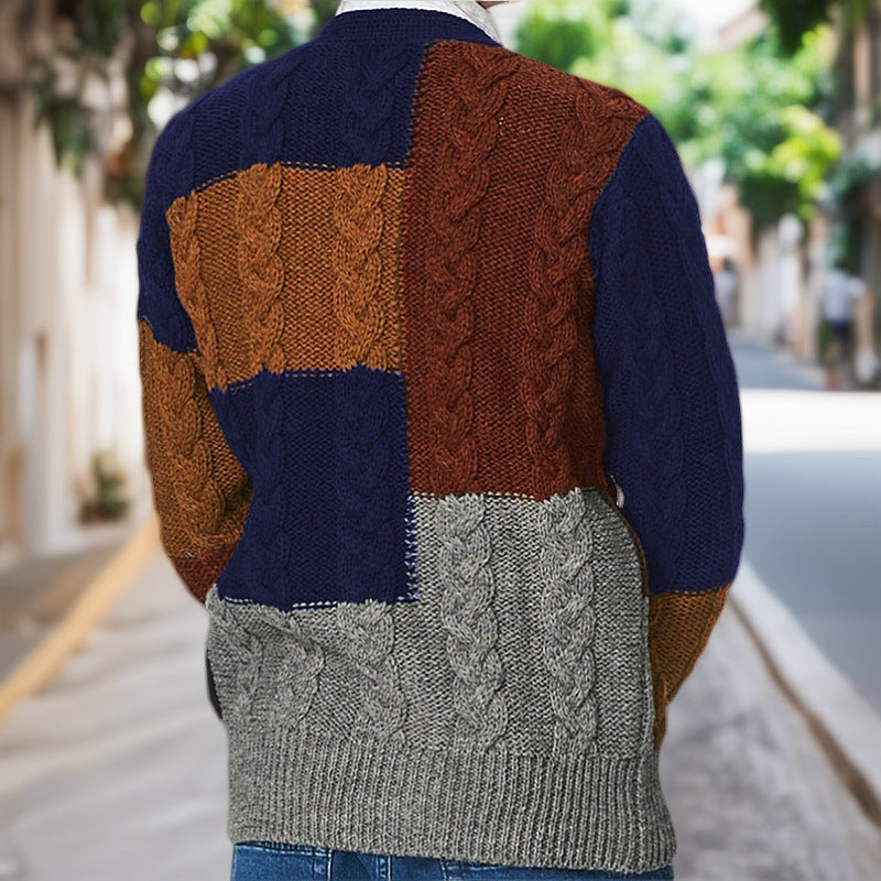 Herren Strickjacke mit modernem Zopfmuster und farblich abgestimmten Taschen EB