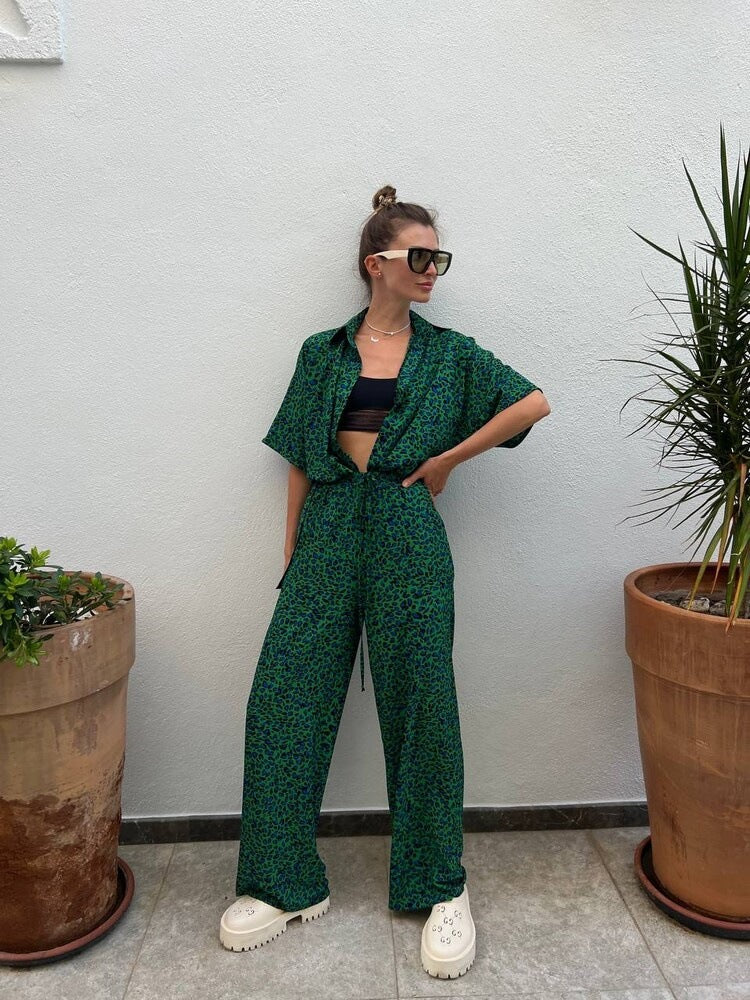 Damen zweiteiliges Safari-Print Loungewear-Set mit kurzärmeliger Hemdbluse und weitem hochgeschnittenen Palazzohose Eichborn Berlin