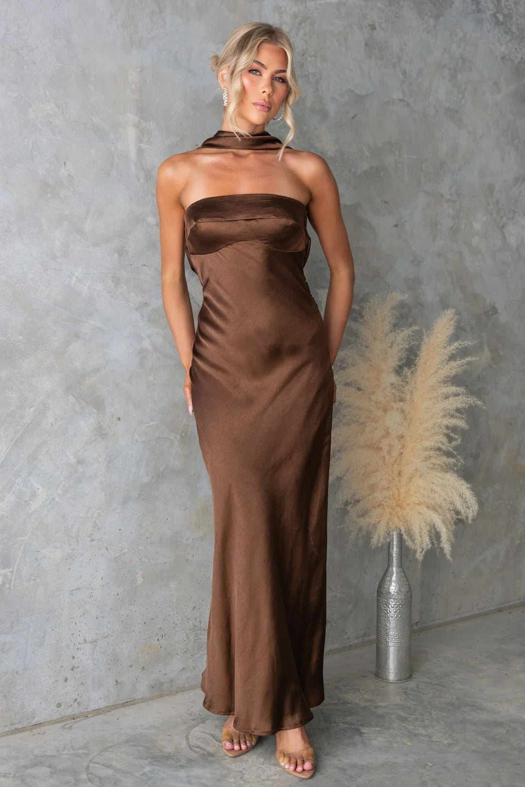 Damen Elegantes Abendkleid mit schulterfreiem Design und schimmerndem Satin EB