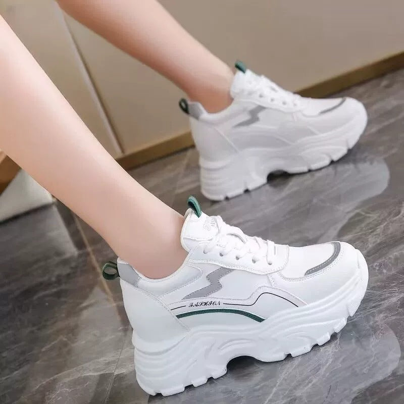 Damen Sportliche Plateau-Sneaker mit innovativer Dämpfung und modischem Design EB