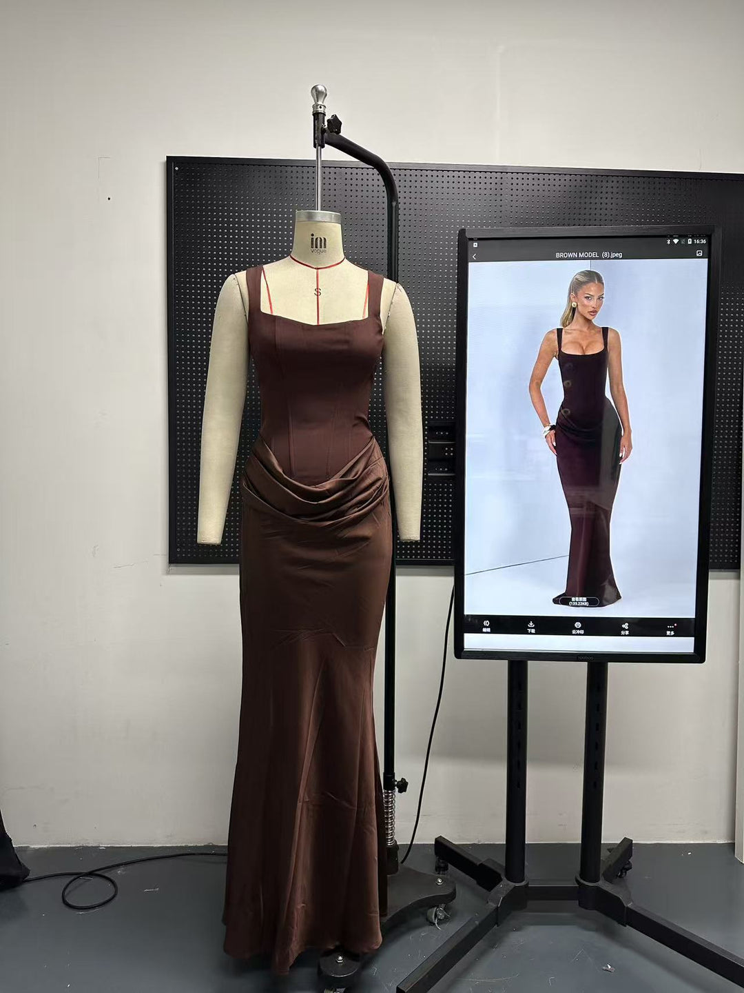 Damen Fließendes Maxi-Kleid mit asymmetrischem Schnitt und raffiniertem Drapé EB