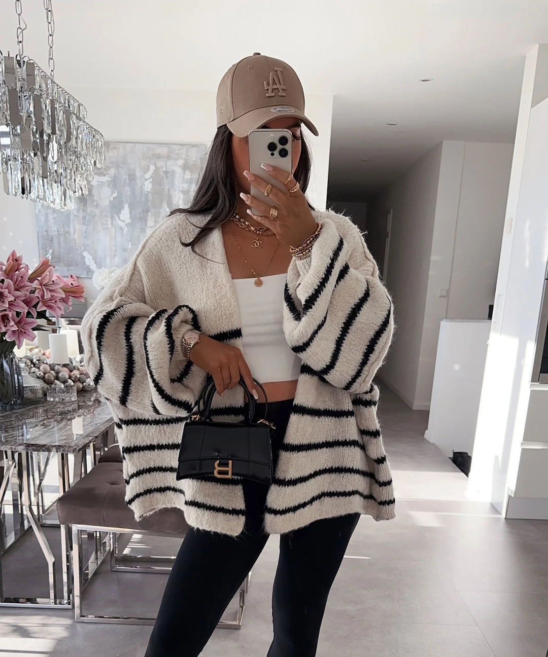 Damen Strickjacke mit voluminösen Ärmeln und modischen Streifen EB