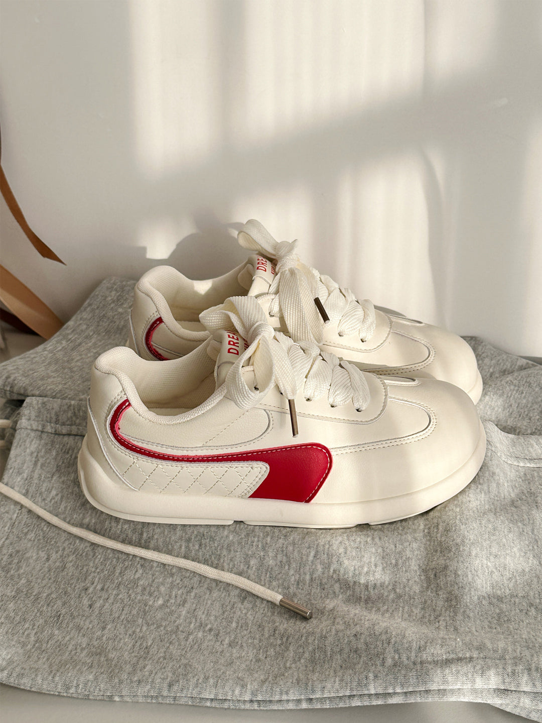 Damen Sneaker mit modischen Akzenten und rutschfester Sohle EB