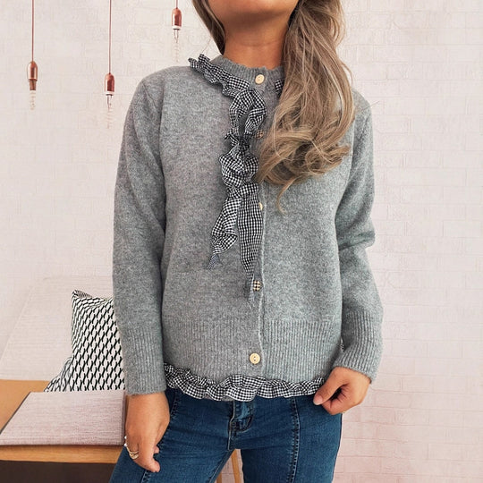 Damen Strickjacke mit romantischem Rüschenabschluss und detailverliebtem Knopfdurchzug EB