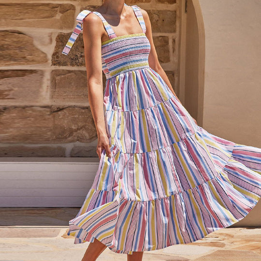 Damen Maxikleid mit schmeichelndem Smock-Oberteil und verspielten Trägern EB