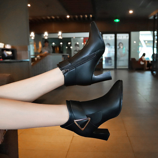 Damen elegante Stiefeletten mit modischem Riemen und geschmackvollem Schnallen-Detail EB