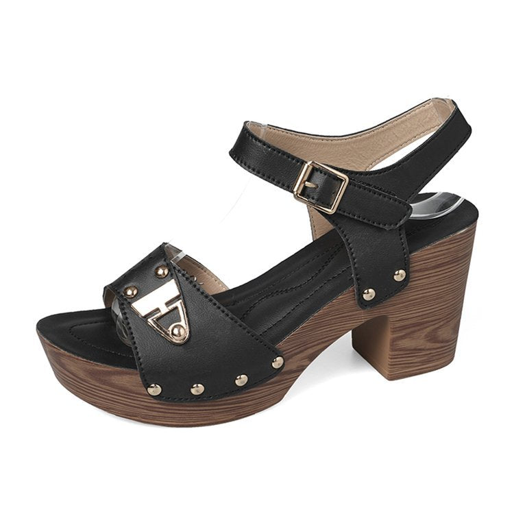 Damen Elegante Plateau-Sandaletten mit geschwungenem Riemendesign und modischen Nieten EB