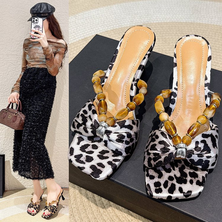 Damen Elegante Slingback Sandaletten mit tierischem Muster und Schmuckdetails EB