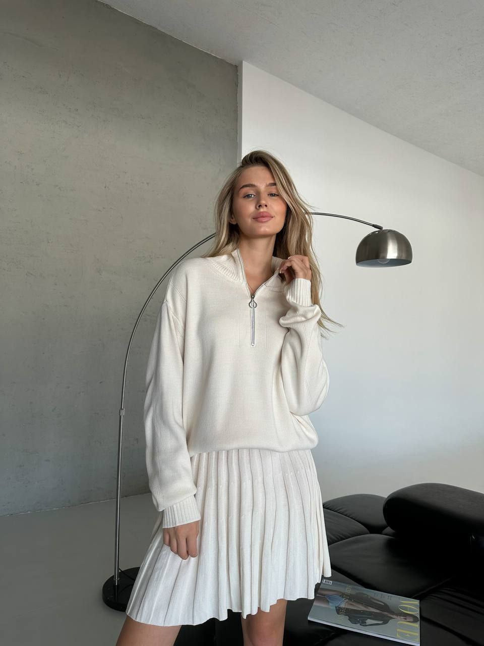 Damen gemütliches Strick-Set mit Reißverschluss-Pullover und plissiertem Rock EB