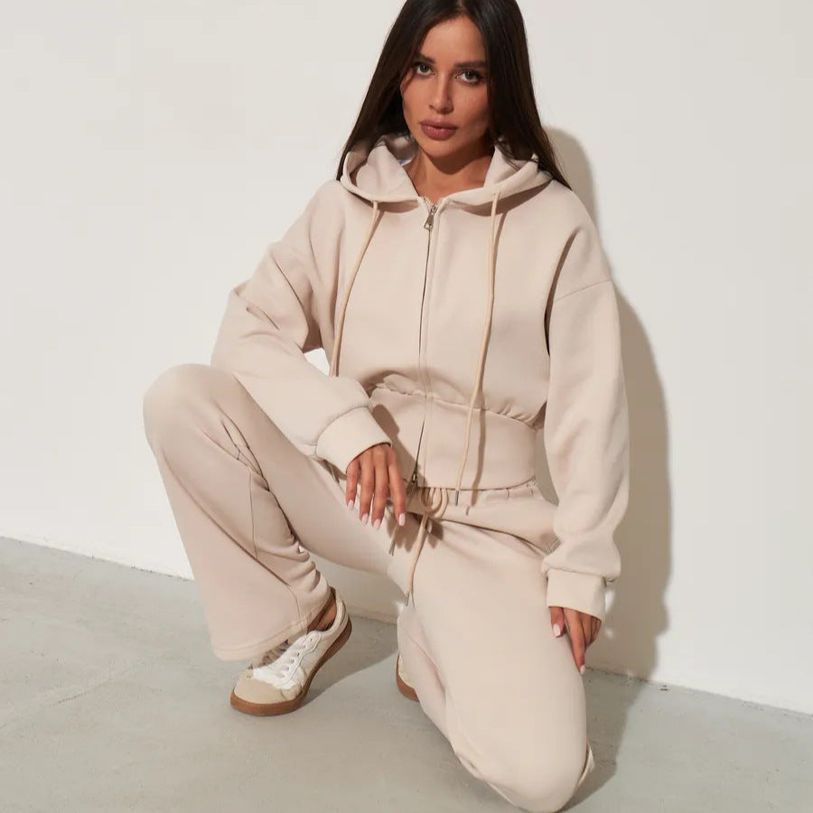 Damen kurzes Kapuzen-Zipshirt mit tailliertem Tunnelzug und weit geschnittene High-Waist-Loungehose Eichborn Berlin