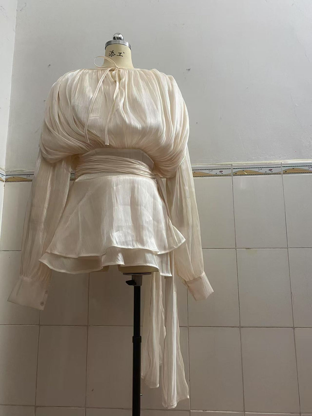 Damen Chiffon Minikleid mit eleganten Rüschendetails und verführerischem Wickeldesign R&B