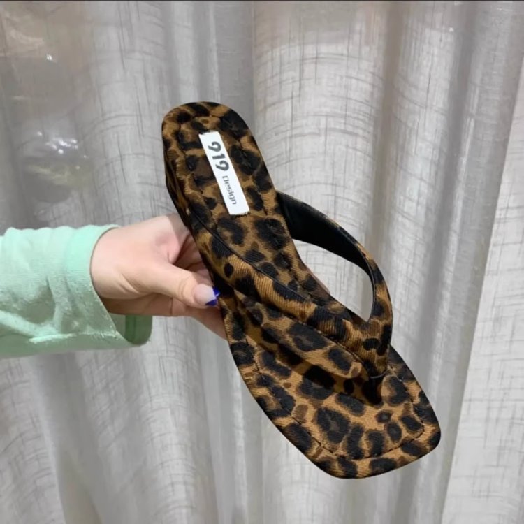 Damen komfortable Pantolette mit modischem Punktdesign EB