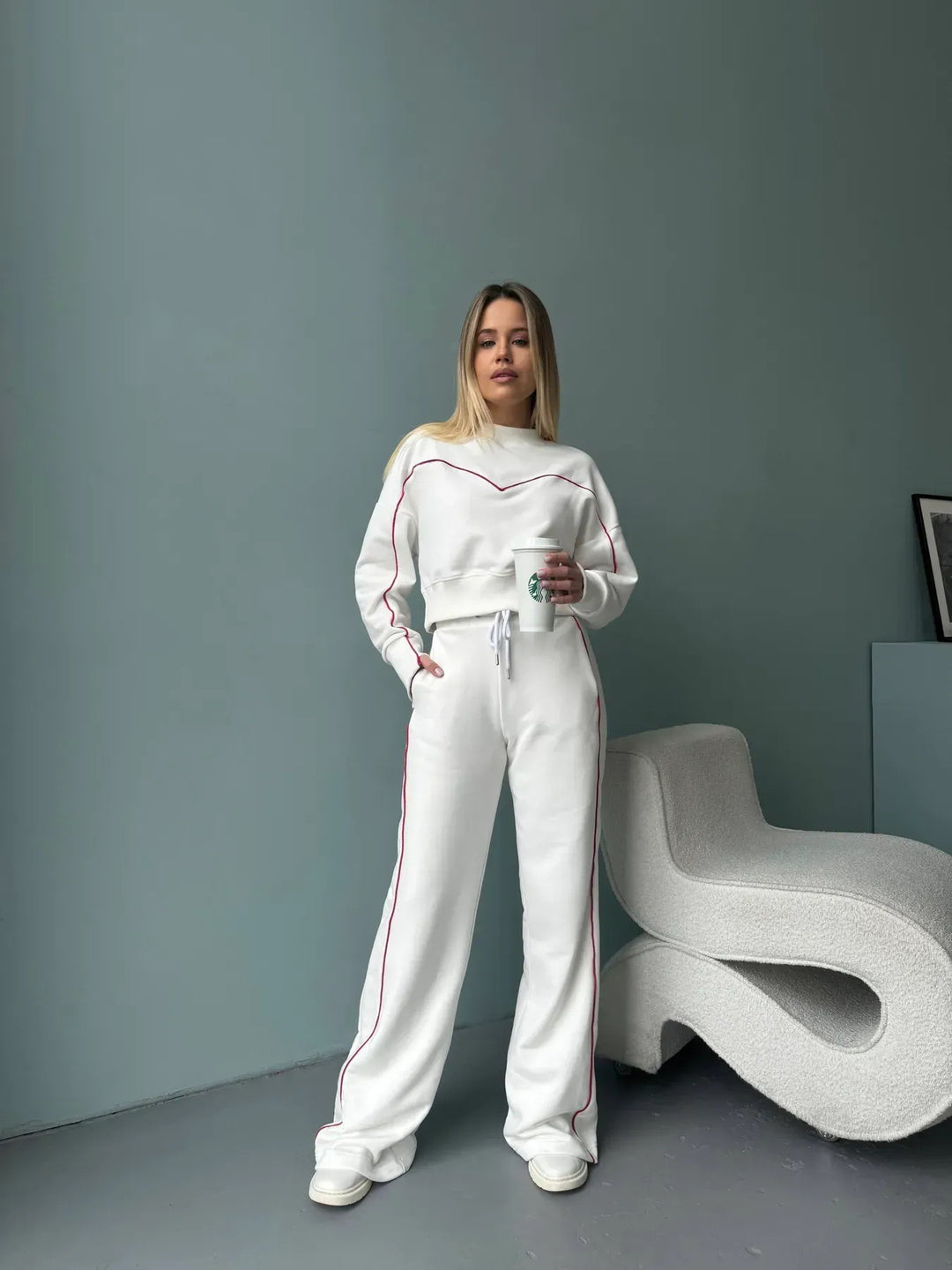 Damen kurzes Oversize-Sweatshirt mit Kordelzug-Jogginghose und Kontrastnähten EB