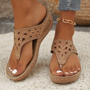Damen Komfortable Zehentrenner-Sandalen mit floralem Schnitt EB