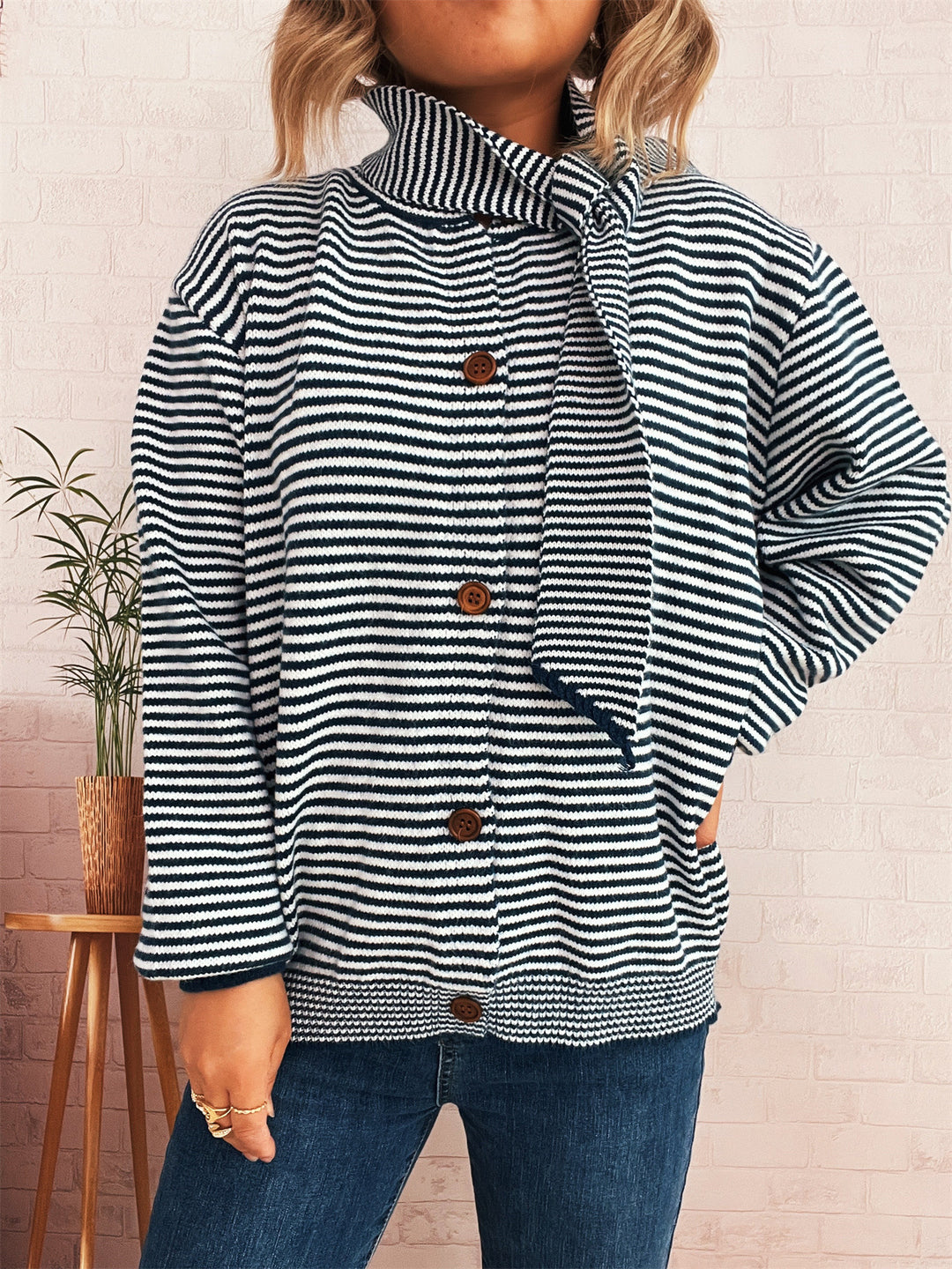 Damen gestreifte Strickjacke mit modernem Kragen und Knopfverschluss EB