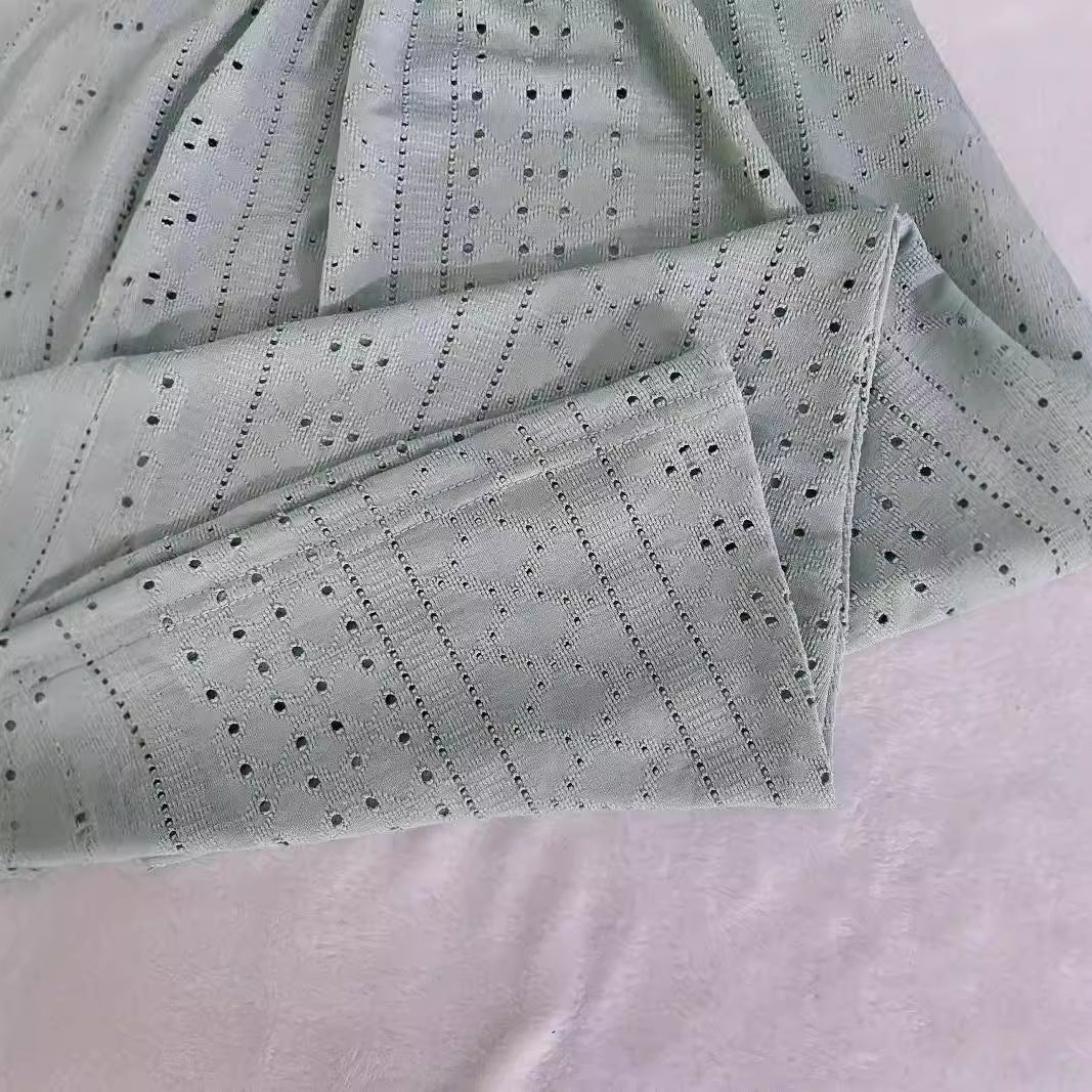 Damen luftiges Sommerkleid mit detailliertem Lochmuster EB