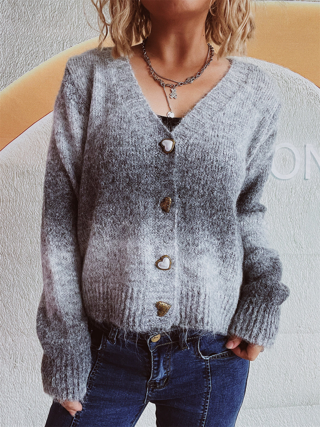 Damen Strickjacke mit luxuriösem Mohair-Material und modischen Herzknöpfen EB