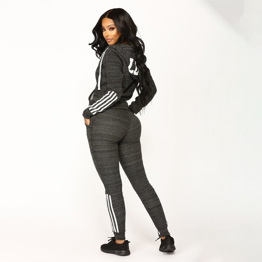 Damen sportliches Zip-Hoodie und Slim-Jogger-Set aus French-Terry mit kontrastierenden Streifen Eichborn Berlin