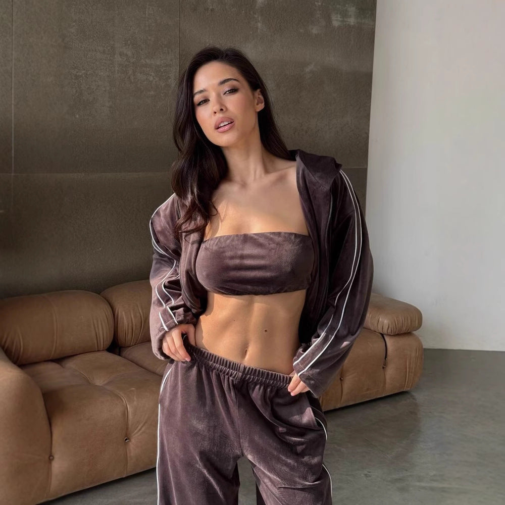 Damen dreiteiliges Samt-Lounge-Set mit Bandeau-Top, Kapuzen-Zipjacke und weiter High-Waist Palazzo-Hose Eichborn Berlin
