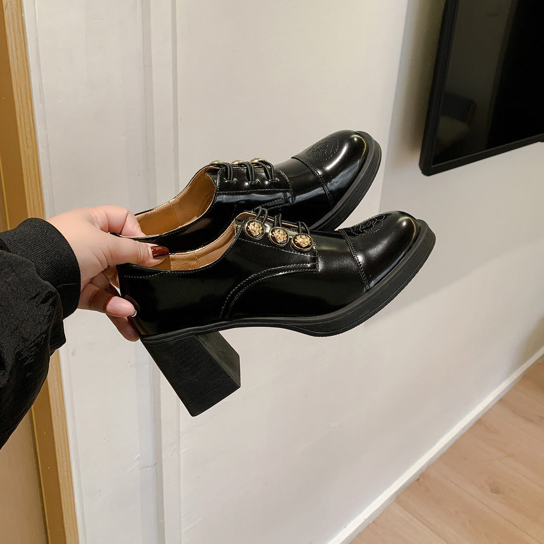 Damen Klassische Schnürpumps mit glänzender Lack-Oberfläche und stilvollen Schmuckdetails EB