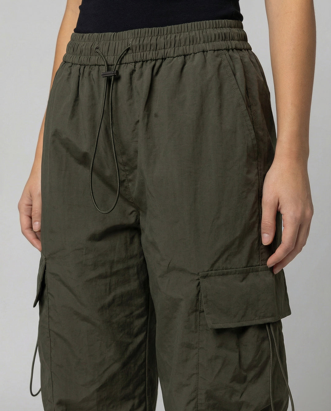 Utilitaristische Cargohose mit hoher Taille großen Klapptaschen und verstellbarem Saum EB