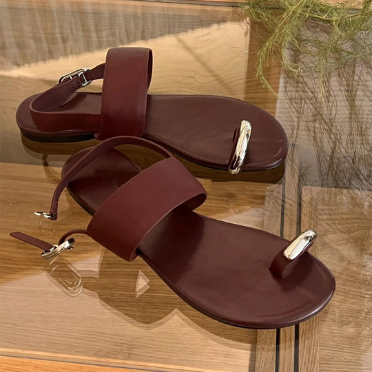 Damen elegante Zehentrenner-Sandalen mit modischen Riemen und metallic Akzent EB
