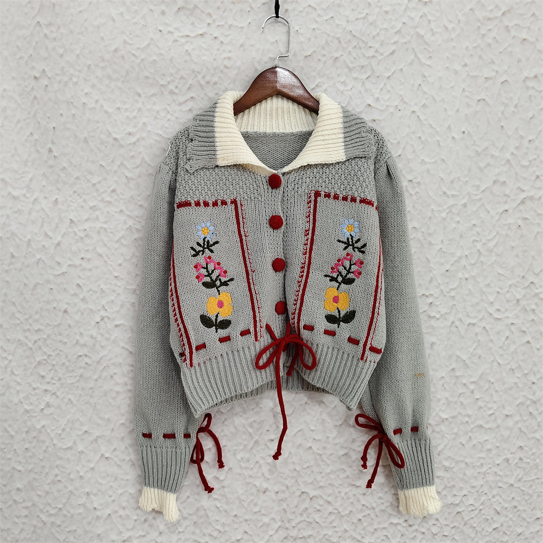 Damen Strickjacke mit floralen Stickereien und dekorativen Knöpfen EB