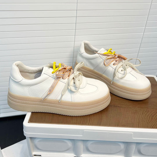 Damen Komfortable Sneaker mit praktischem Plateau und farbigen Schnürsenkeln EB
