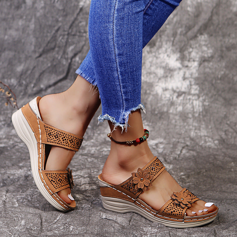 Damen Komfortable und modische Riemensandalen mit floralem Design EB