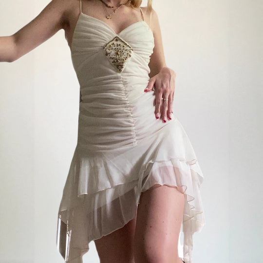 Damen Elegantes Abendkleid mit Rüschendetails und funkelndem Schmuck EB