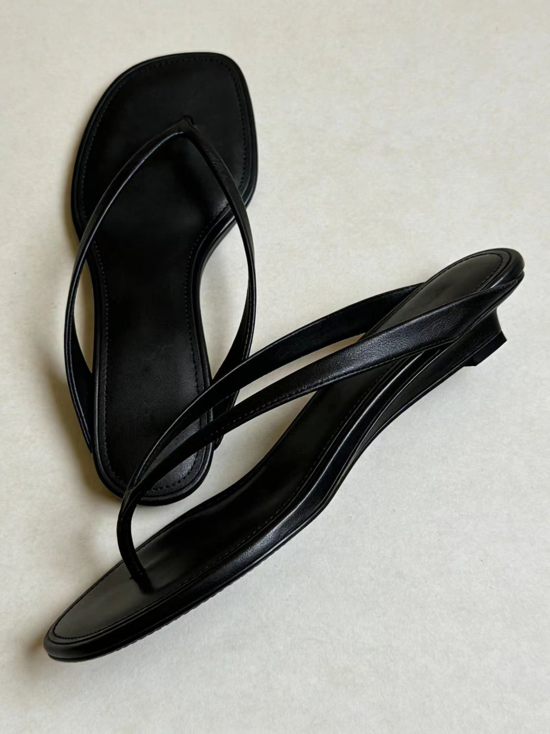 Damen elegante Zehentrenner-Sandalen mit minimalistischem Riemendesign EB
