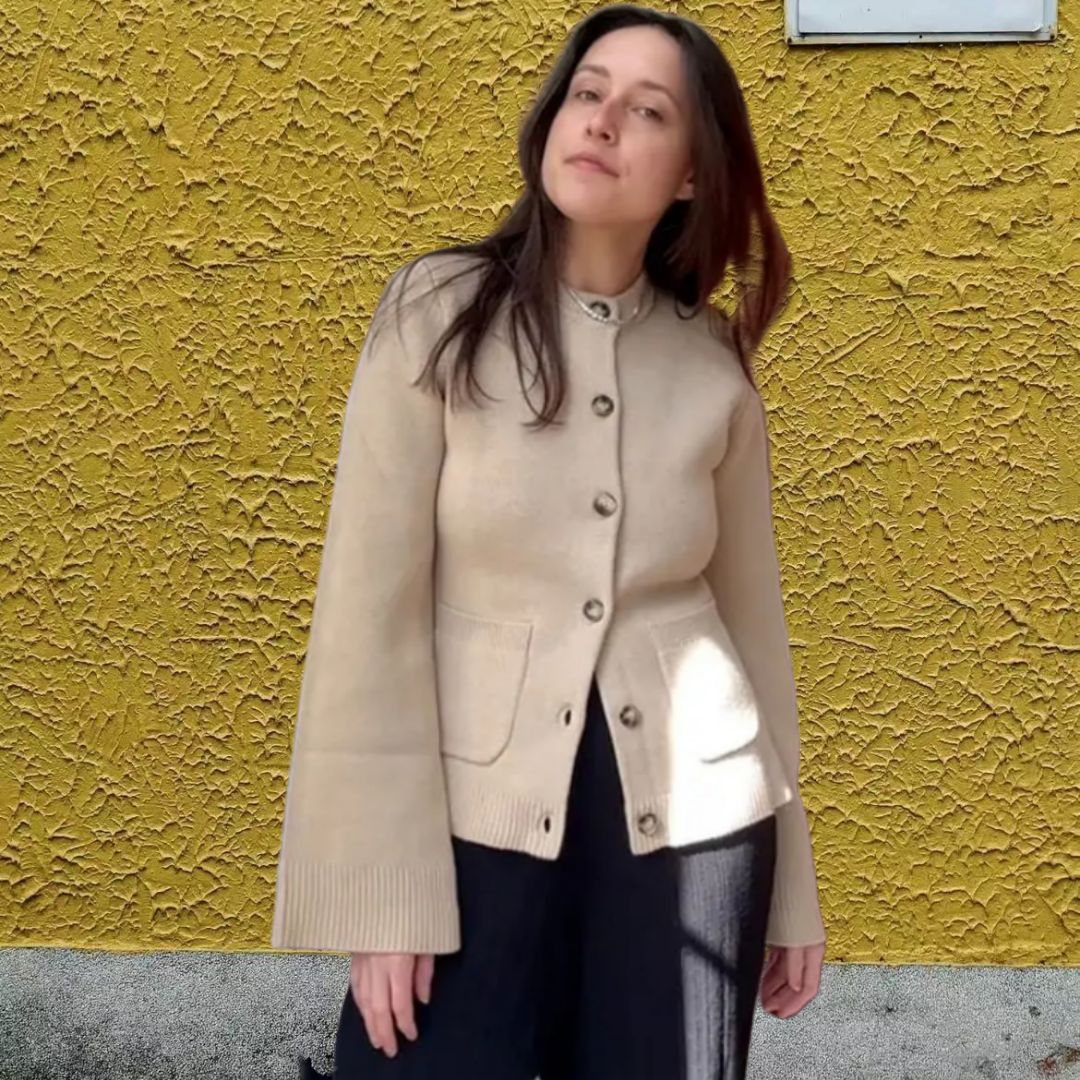 Damen Strickjacke mit eleganten Knöpfen und modernen Taschen EB