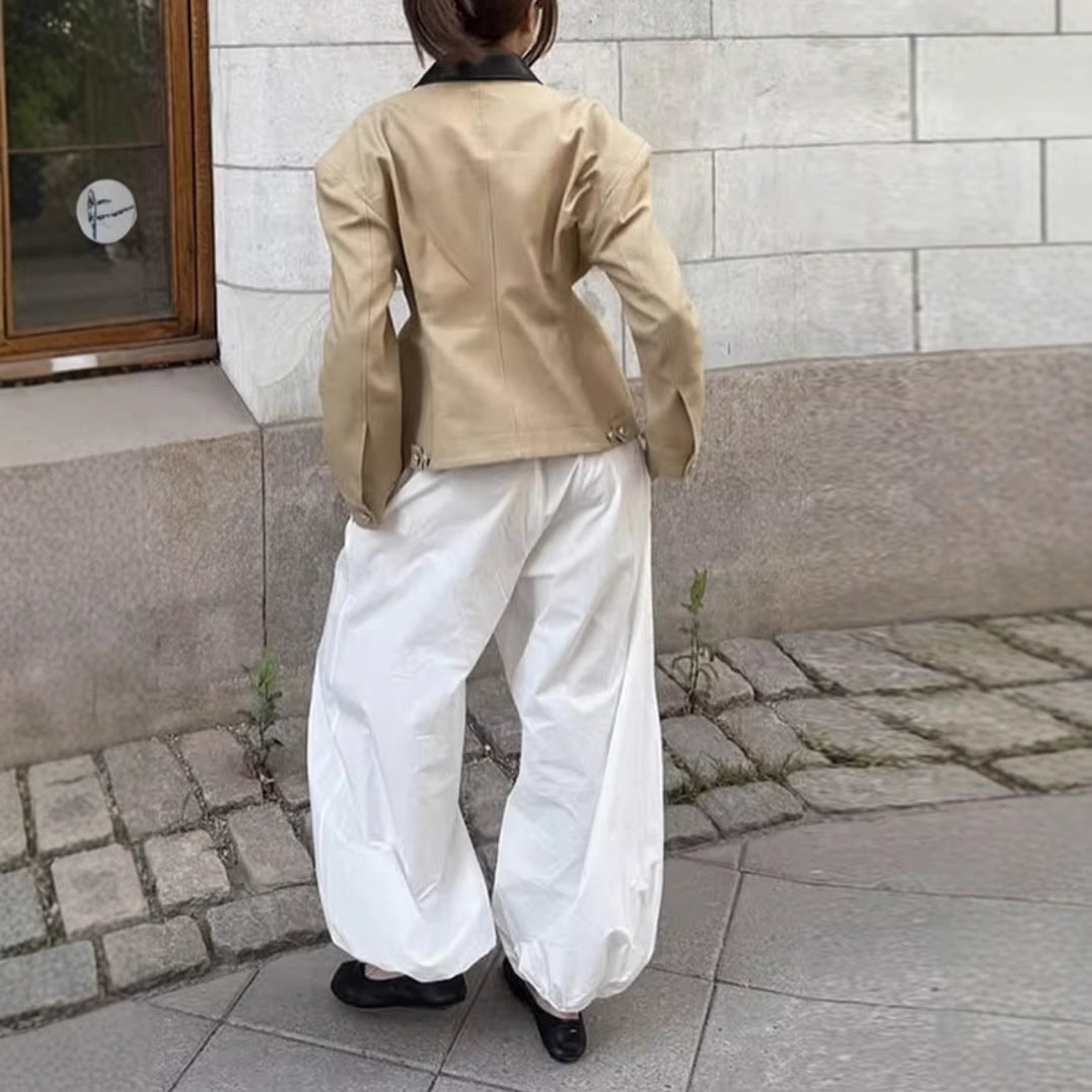 Damen Designer Steppjacke mit aufregendem Kontrastkragen und minimalistischen Taschen EB