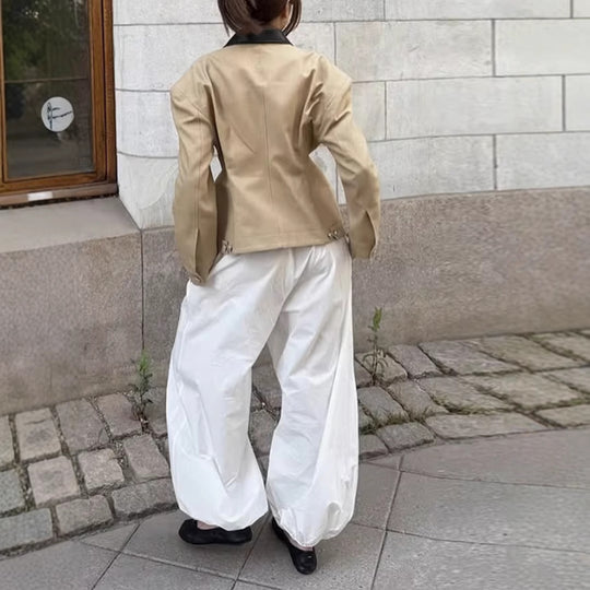 Damen Designer Steppjacke mit aufregendem Kontrastkragen und minimalistischen Taschen EB
