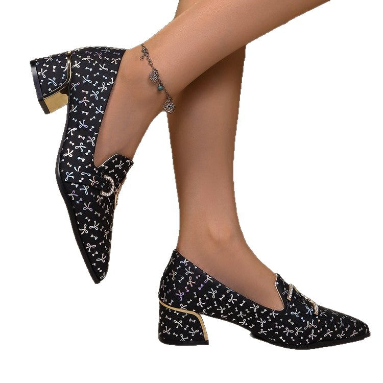 Damen elegante Pumps mit modischem Riemchen und glänzenden Akzenten EB