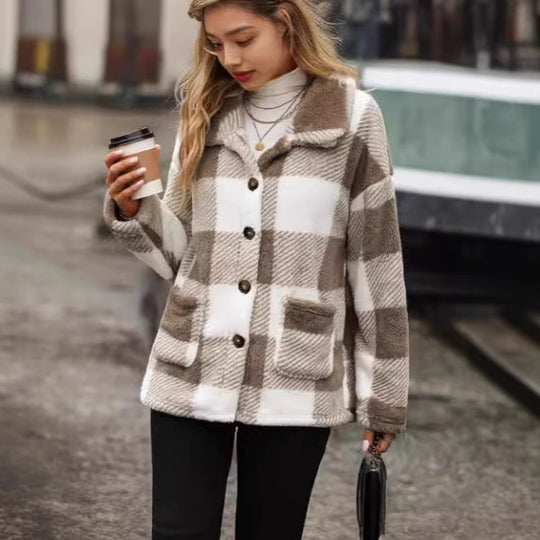Damen Kuscheljacke mit Karomuster und Knopfverschluss EB