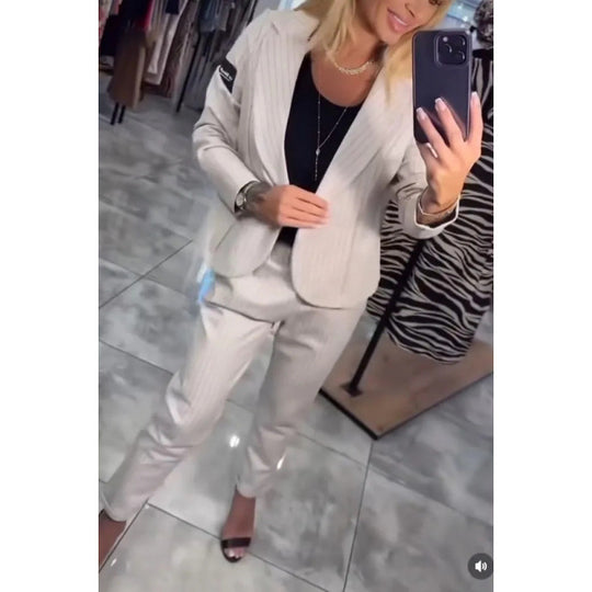 Damen Elegantes business-casual Anzug-Set mit feinen Streifen und modernem Schnitt EB