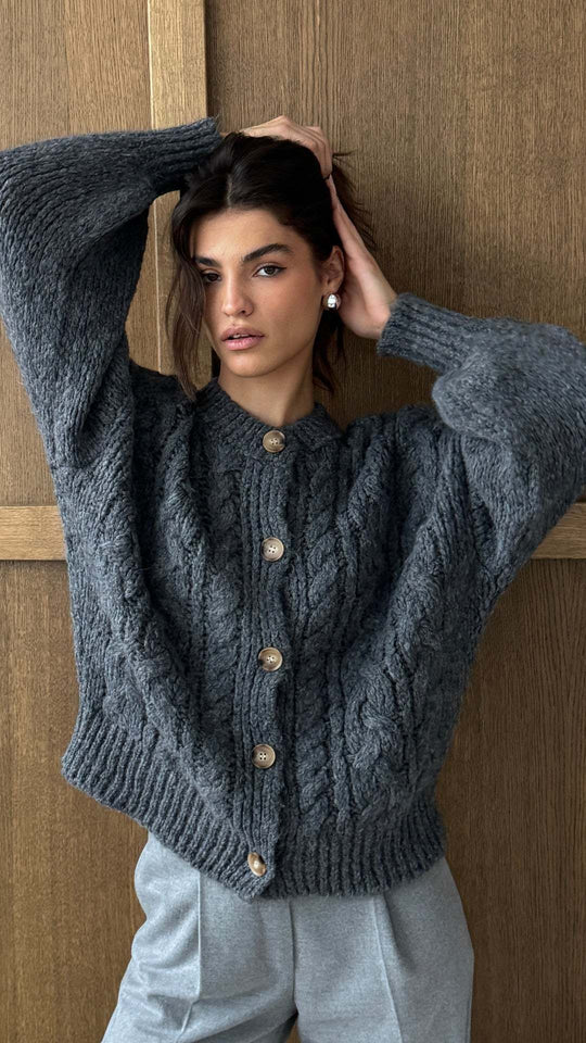 Damen Grobstrickjacke mit eleganter Knopfdetails und voluminösen Ärmeln EB