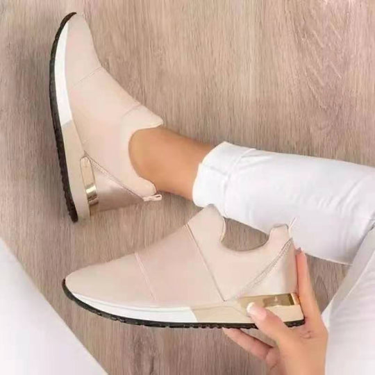 Damen Sportliche Slip-On Sneakers mit modischem Goldakzent EB