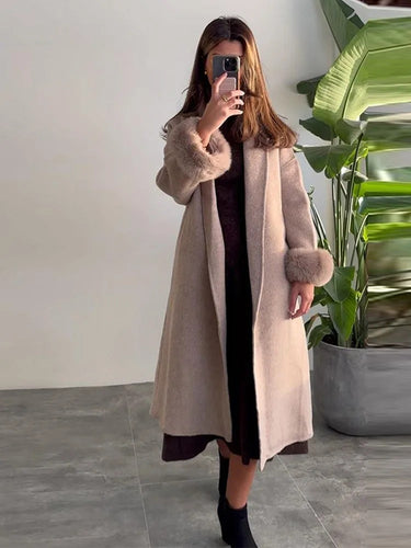 Damen Eleganter Wollmantel mit luxuriösen Pelzärmeln EB