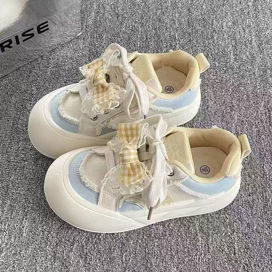 Damen verspielte Sneaker mit dekorativen Rüschen und komfortabler Dämpfung EB