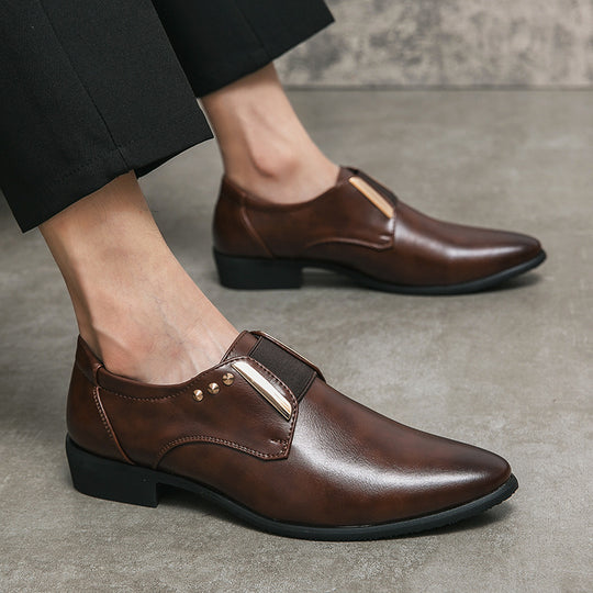 Herren elegante spitze Slip-On Business-Halbschuhe mit elastischer Gummilasche und dekorativen Metallapplikationen EB