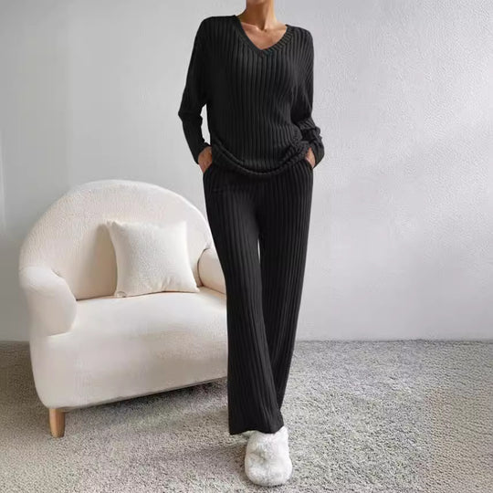 Damen Strickanzug mit V-Ausschnitt und feinem Rippdesign EB