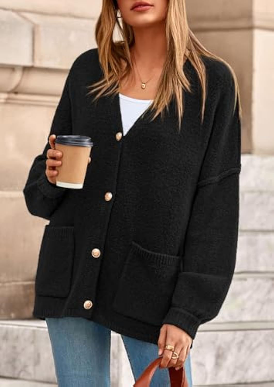 Damen Oversize Strickcardigan mit V-Ausschnitt, goldenen Zierknöpfen und aufgesetzten Taschen EB